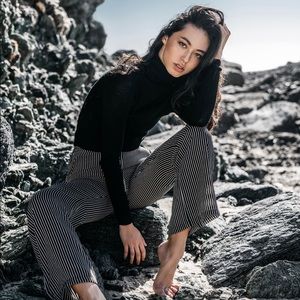 BLACK TURTLENECK LIGHT WEIGHT SWEATER